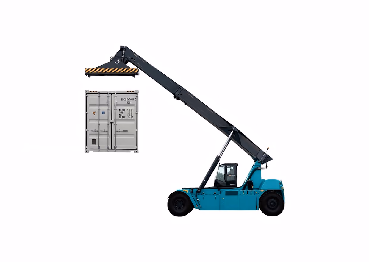 Blauer Reachstacker hebt vor weißem Hintergrund mit einem ausgefahrenen Arm einen grauen Schiffscontainer an.