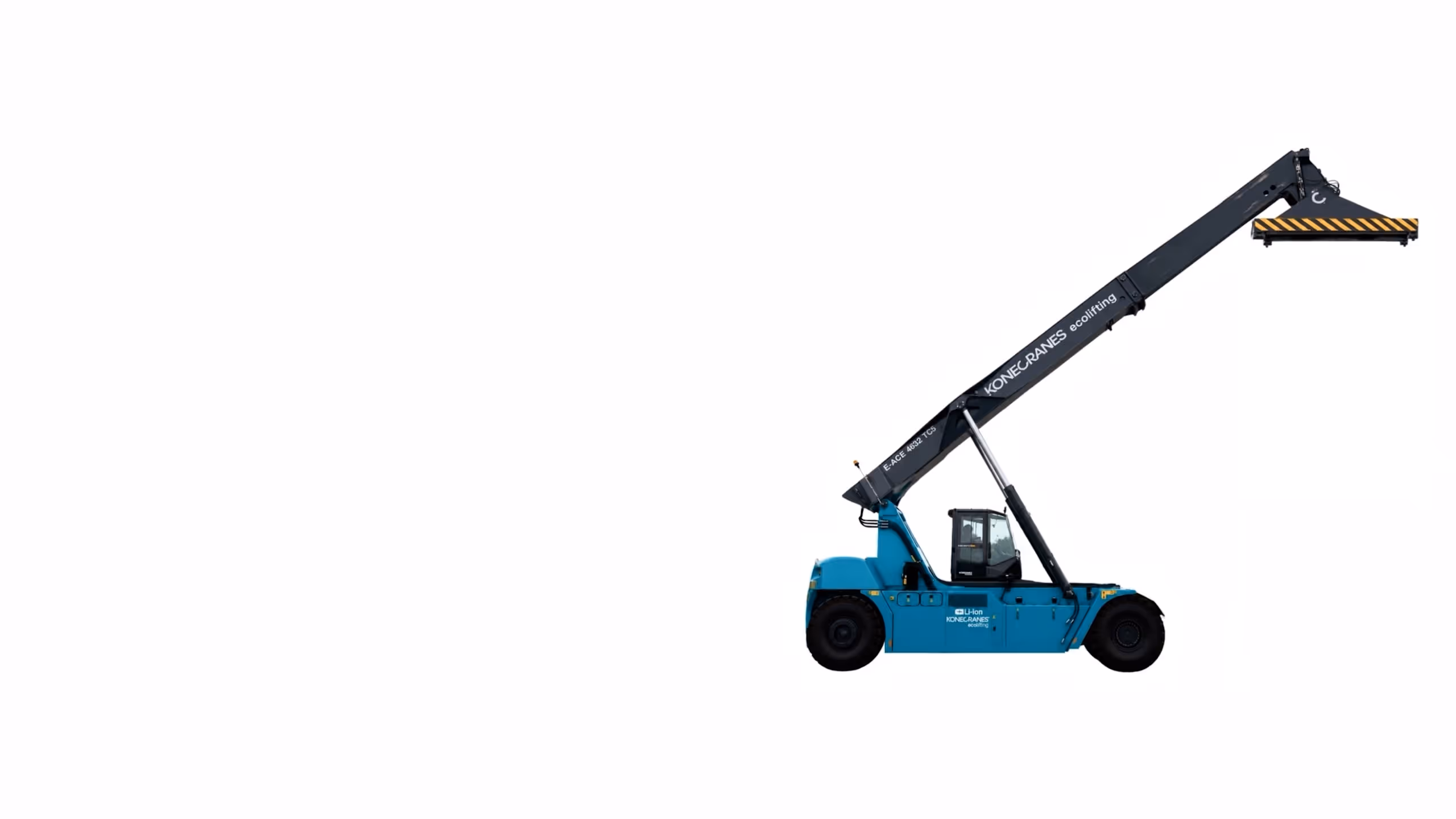 Blaues Konecranes-Reachstacker-Fahrzeug mit ausgefahrenem schwarzem Ausleger auf weißem Hintergrund.