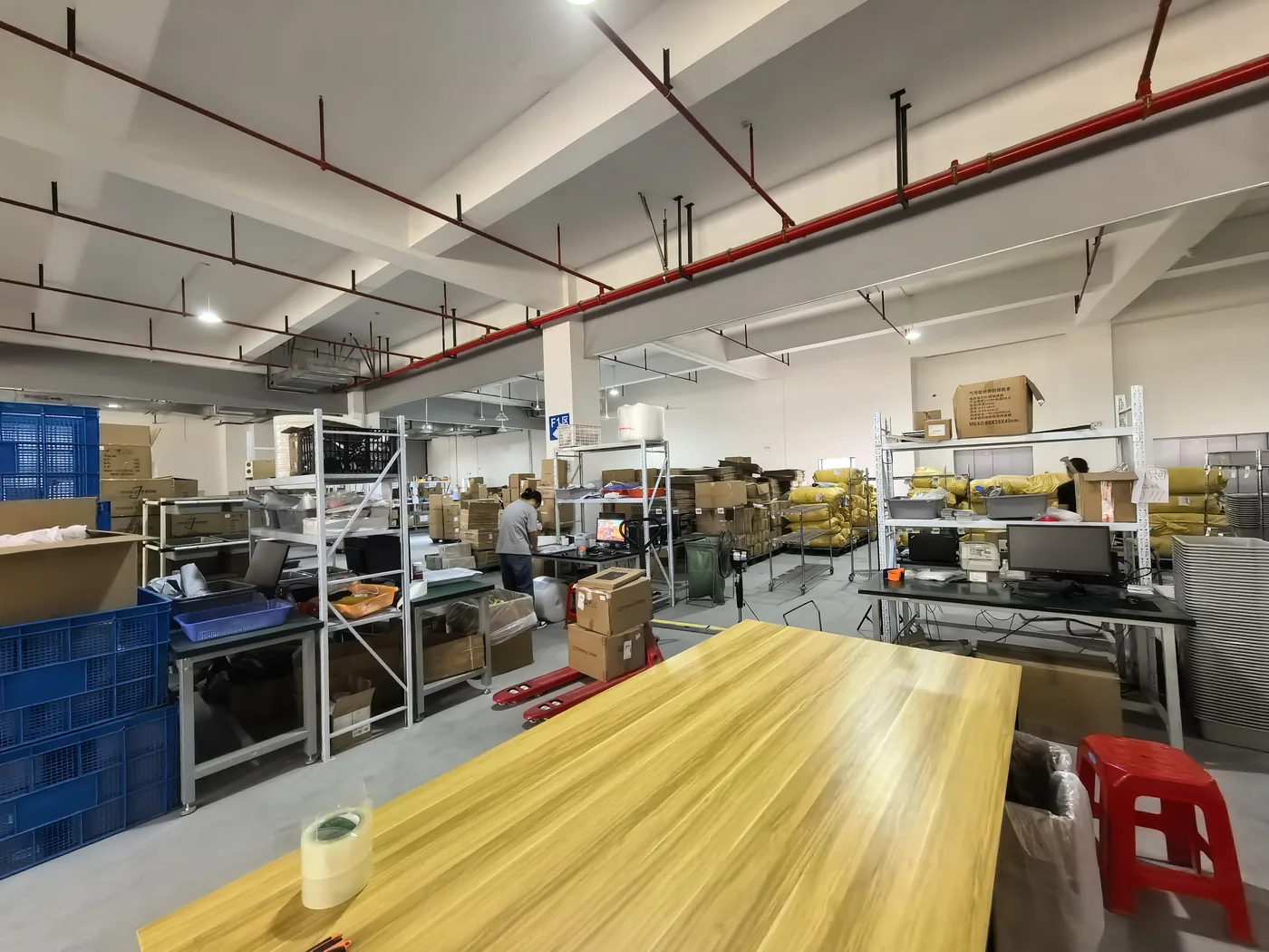 Warehouse packing worktables and operations