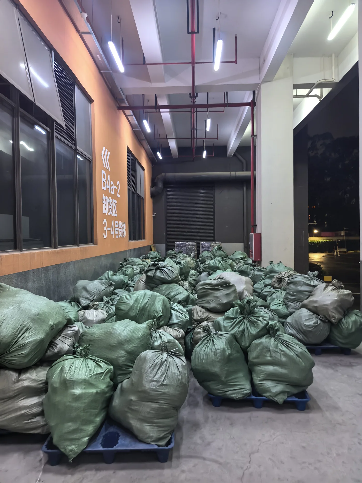 Bagged inbound goods on pallets at the unloading bay